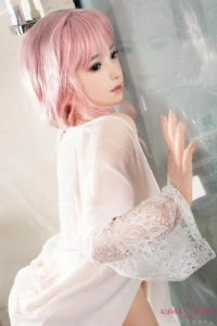 白ドレス姿が可愛いピンク髪の美人ドール