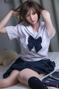 制服姿が魅力のリアルダッチワイフ