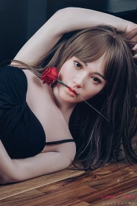 赤いバラを咥えた美しいラブドール