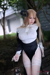 白と黒のコントラストが美しい修女系リアルアダルトドール