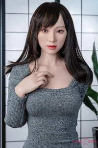 灰色セーター姿が色気漂う美人ダッチワイフ