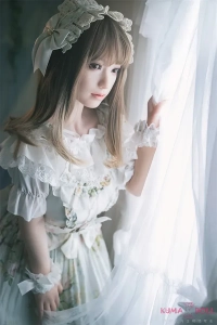 可憐なロリータドレスを着た高品質シリコン人形