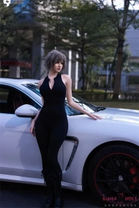 精密メイクと質感が際立つ美人エロドール