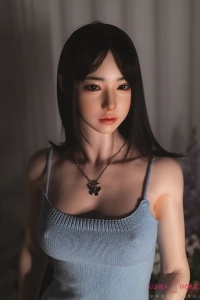 タイトスカートで大人の魅力を放つエロドール