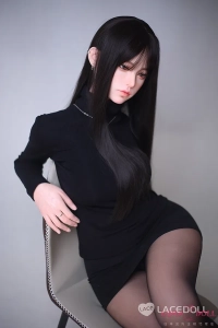 黒いタイトスカート姿で落ち込む表情の晨露ラブドール
