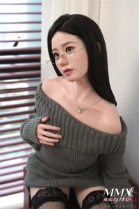 オフショルダーセーターが映える女性らしいドール