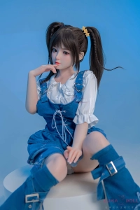 ブルーデニムスーツ姿のリアルドール