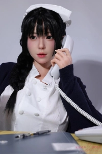 白衣の下に隠されたEカップボディが魅力のドール