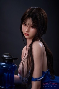 ロングヘアが揺れる競泳水着等身大