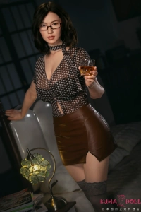 知的な熟女系ラブドール 佳美 落ち着いた佇まい